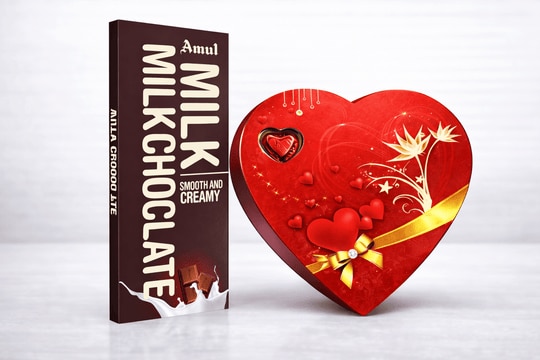 Ahuja Mart Premium Chocolate Gift Combo - Red Heart-Shaped Chocolate Box (11 Pcs) & 150g Amul Milk Chocolate Bar - Ideal for Gifting, Birthdays & Anniversaries
