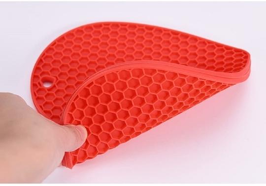 Ramkuwar Set 4 Silicone Trivet Cute Heart Mat Hot Pot Holder Non-Slip Table and Countertop Trivet for Hot Dishes, Cup (Black)
